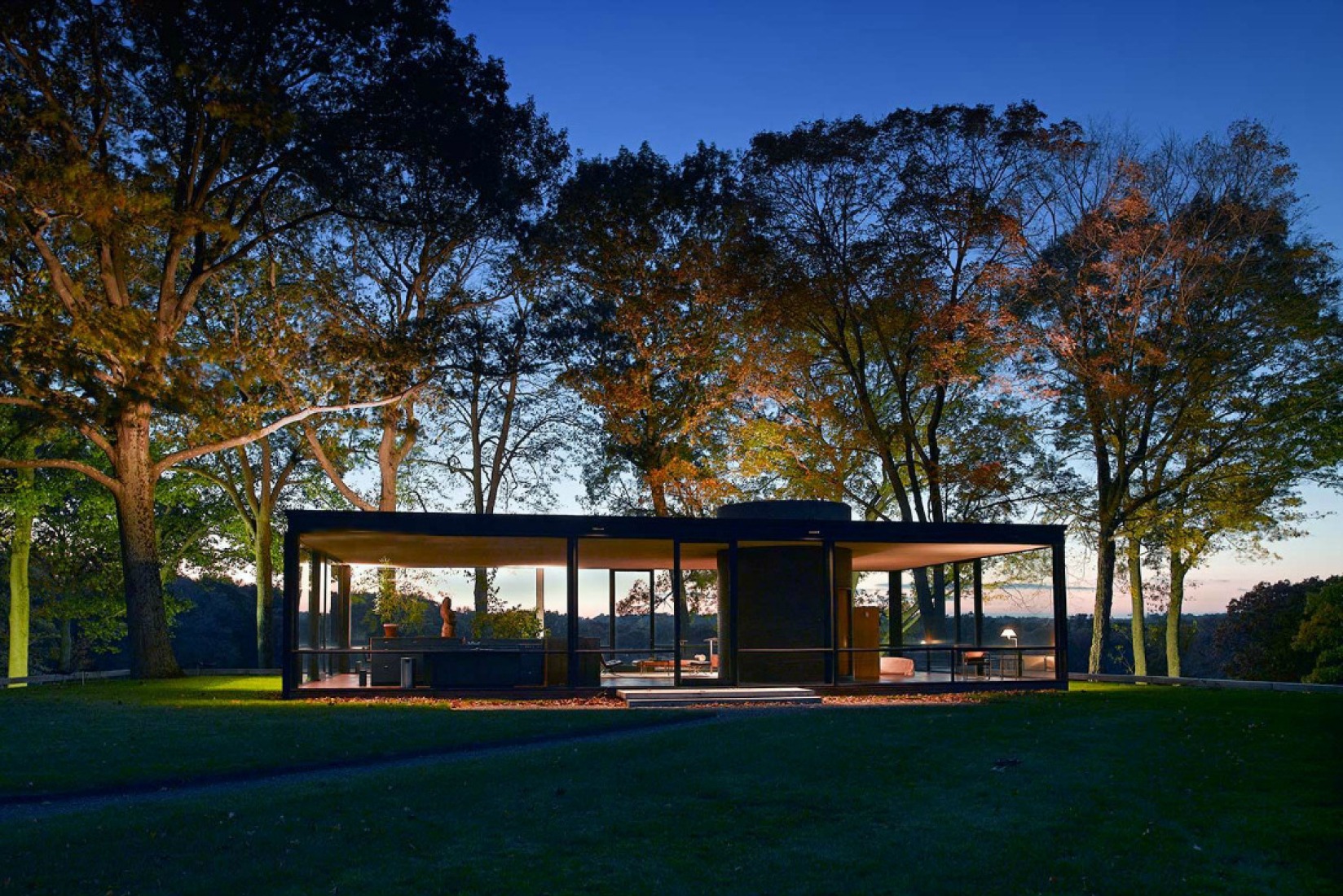 Vista nocturna de la Glass House sin la instalación. Fotografía por Carol M. Highsmith. 