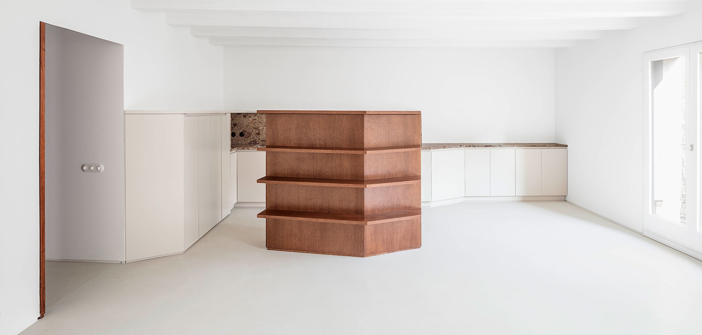 Reforma de vivienda h3o architects. Fotografía por Adrià Goula.