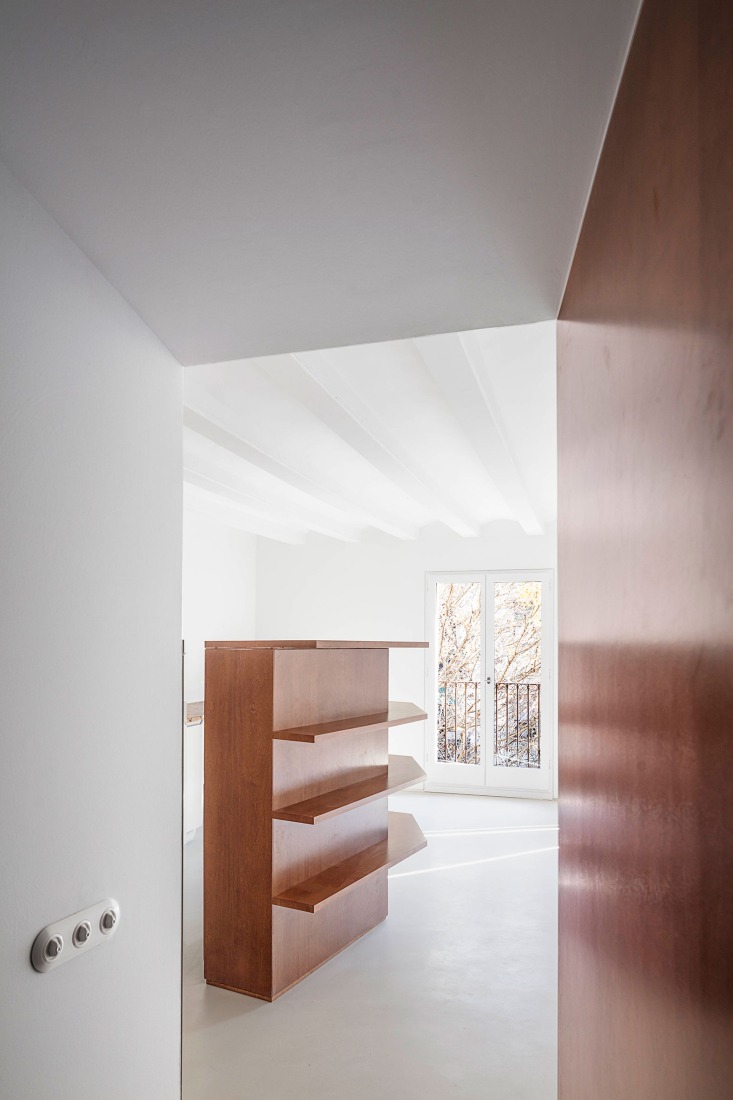 Reforma de vivienda h3o architects. Fotografía por Adrià Goula.