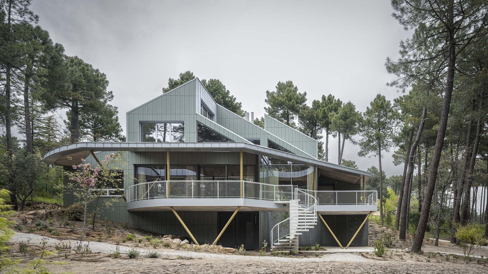 «Camp-Alliances. Untanking Housing» por Ignacio G. Galán, Álvaro M. Fidalgo, Arantza Ozaeta. Fotografía por Imagen Subliminal.