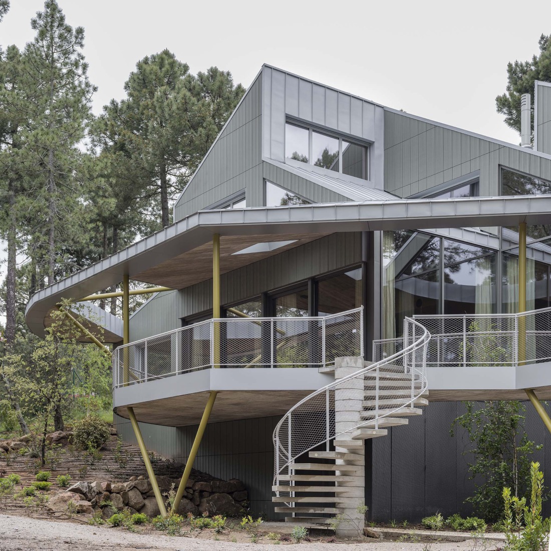«Camp-Alliances. Untanking Housing» por Ignacio G. Galán, Álvaro M. Fidalgo, Arantza Ozaeta. Fotografía por Imagen Subliminal.