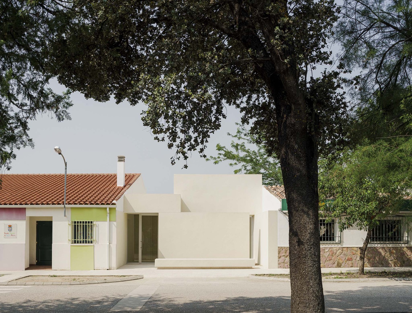 School in Aguas Nuevas by Iterare architects. Photograph by David Zarzoso.