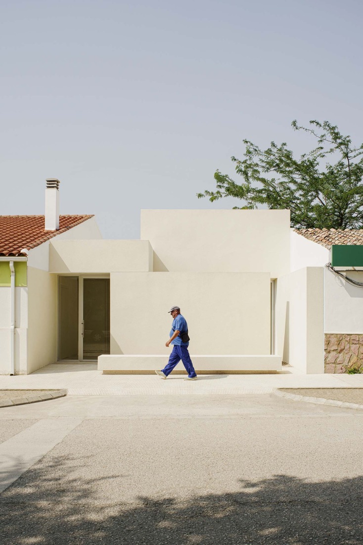 School in Aguas Nuevas by Iterare architects. Photograph by David Zarzoso.