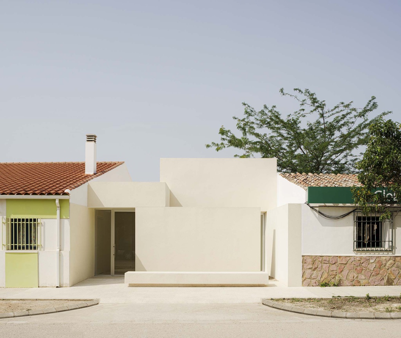 School in Aguas Nuevas by Iterare architects. Photograph by David Zarzoso.