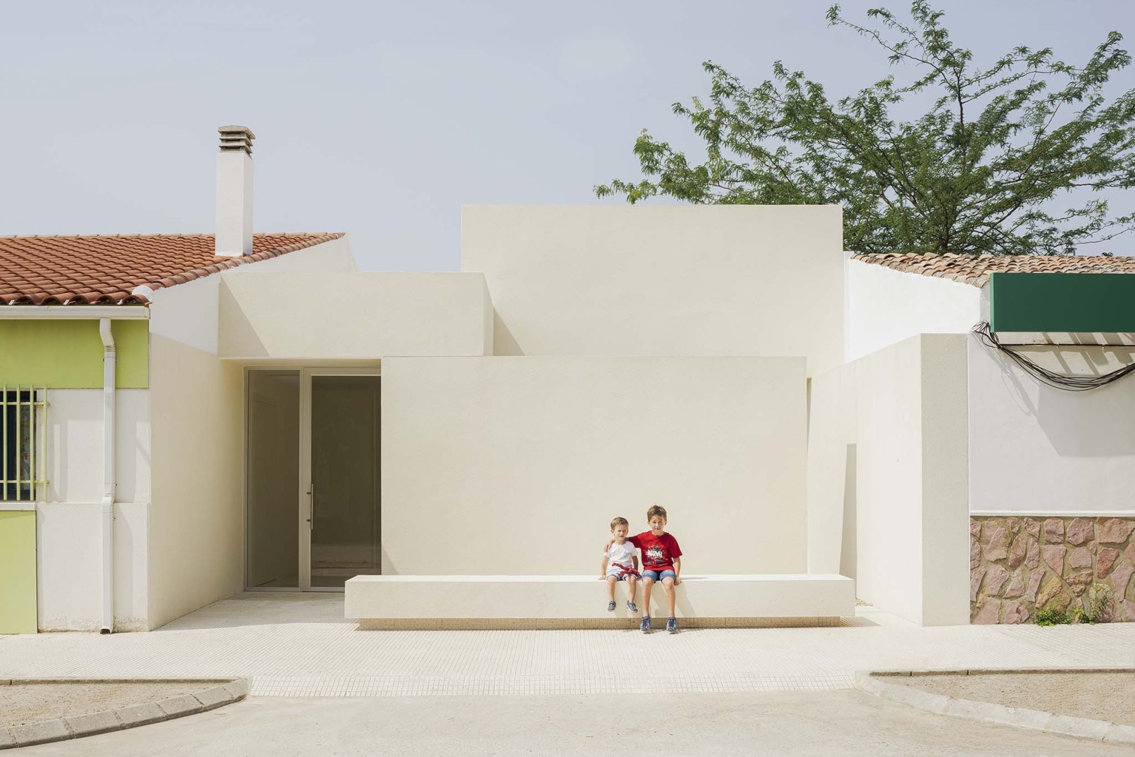 School in Aguas Nuevas by Iterare architects. Photograph by David Zarzoso.