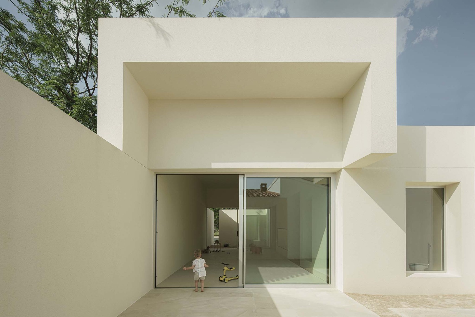 School in Aguas Nuevas by Iterare architects. Photograph by David Zarzoso.