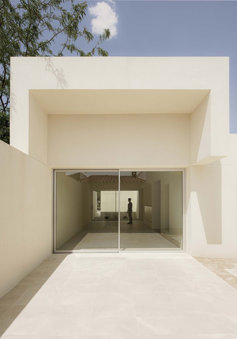 School in Aguas Nuevas by Iterare architects. Photograph by David Zarzoso.