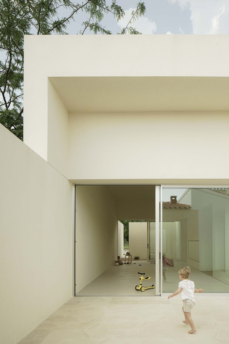 School in Aguas Nuevas by Iterare architects. Photograph by David Zarzoso.