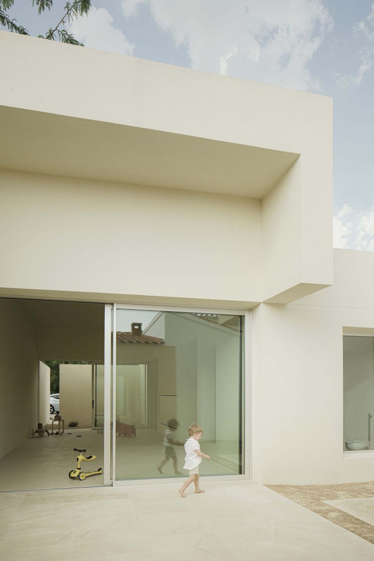 School in Aguas Nuevas by Iterare architects. Photograph by David Zarzoso.