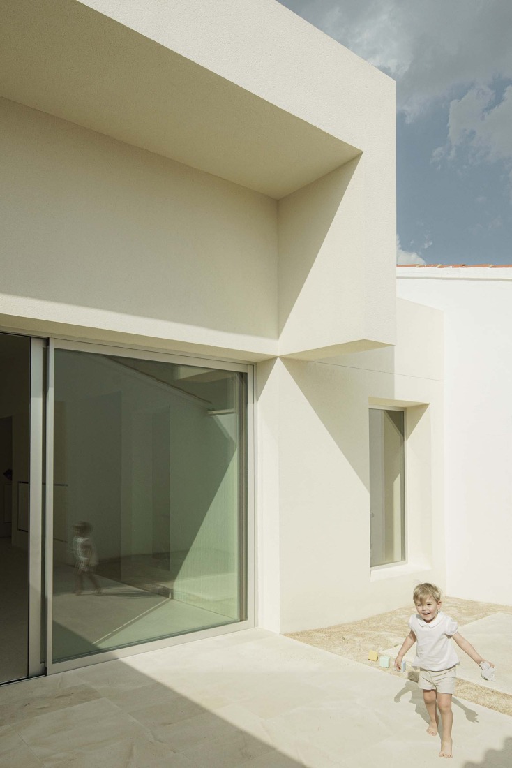 School in Aguas Nuevas by Iterare architects. Photograph by David Zarzoso.