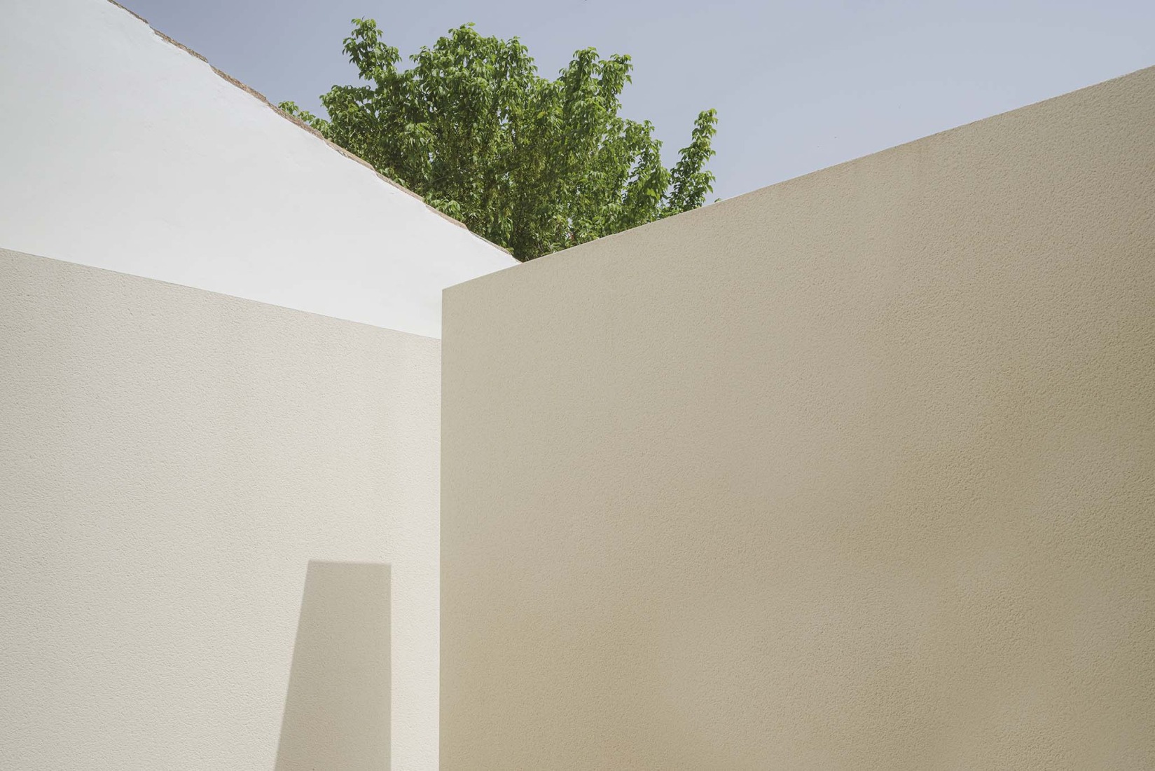 School in Aguas Nuevas by Iterare architects. Photograph by David Zarzoso.