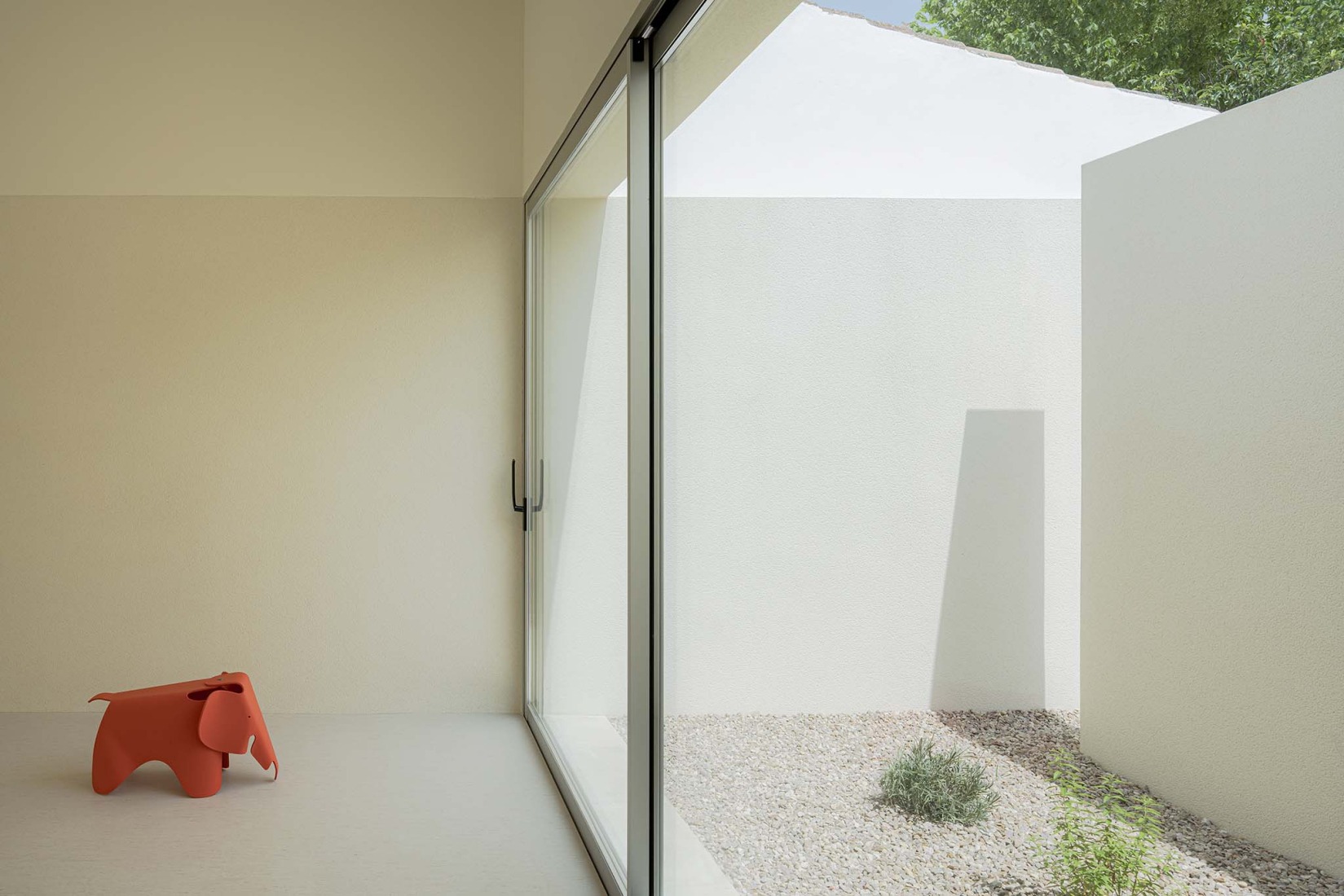 School in Aguas Nuevas by Iterare architects. Photograph by David Zarzoso.