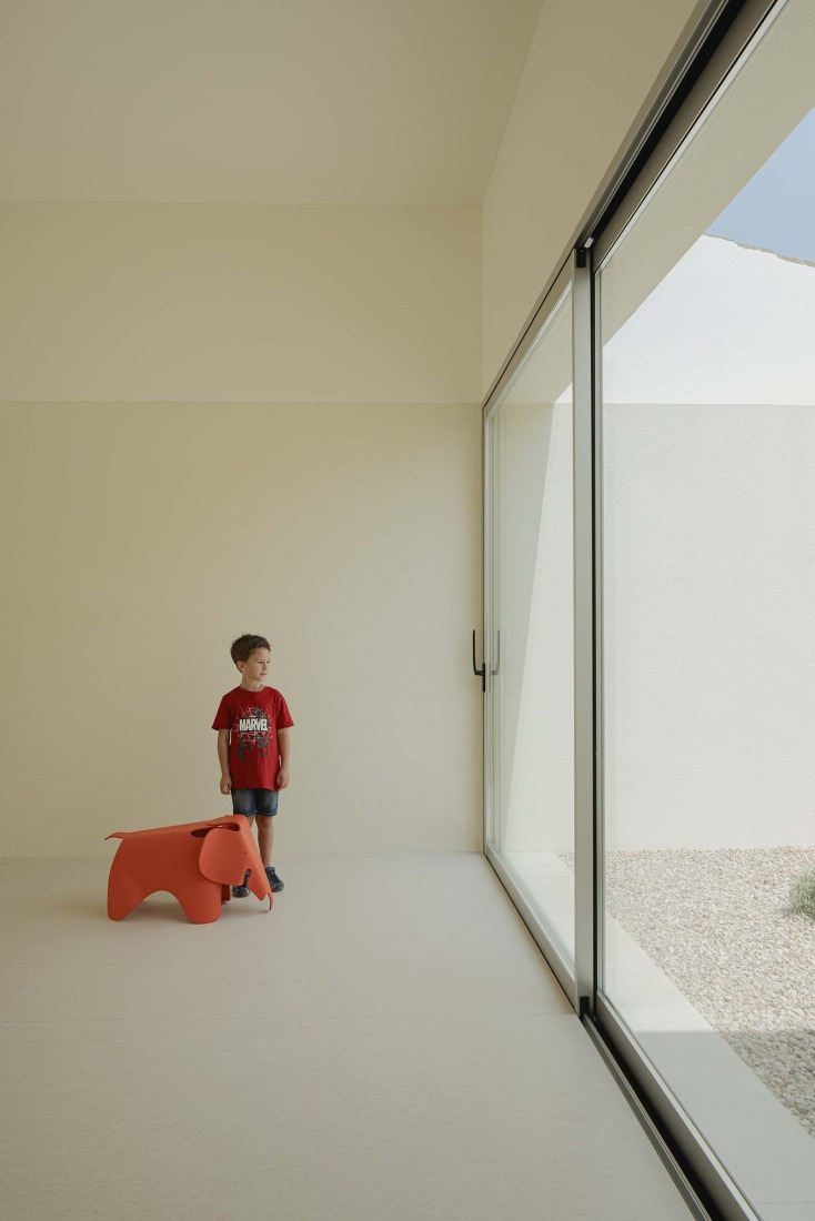 School in Aguas Nuevas by Iterare architects. Photograph by David Zarzoso.