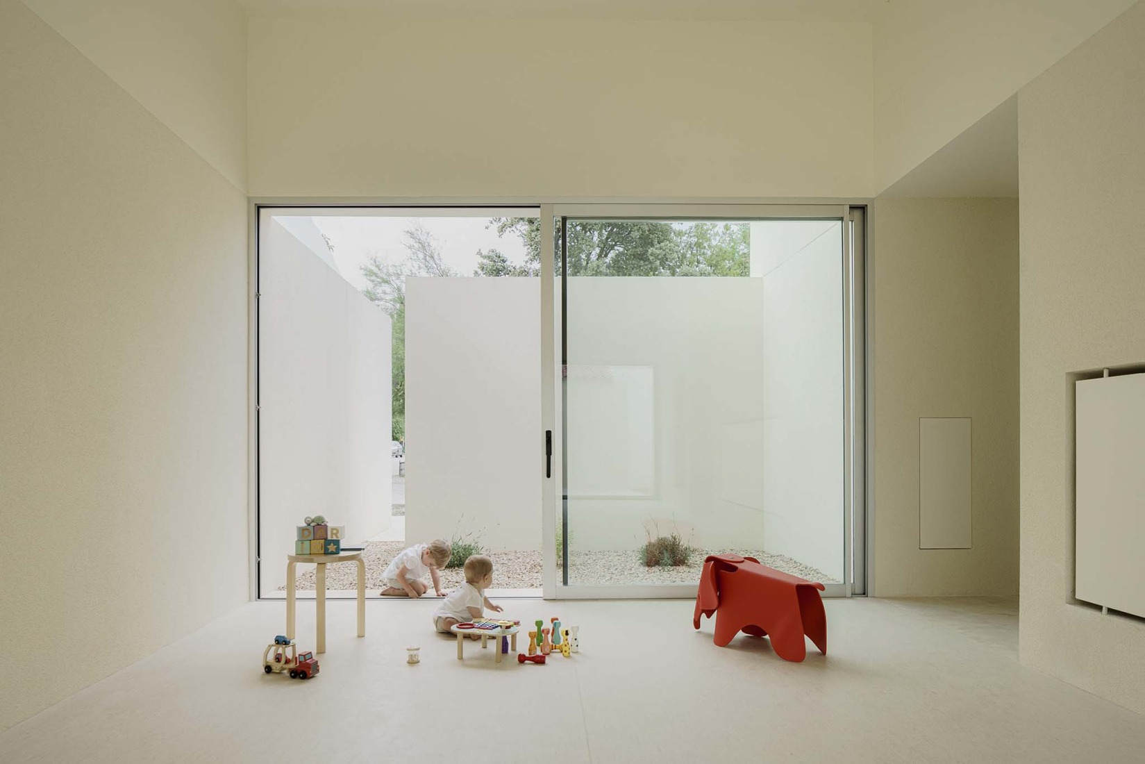School in Aguas Nuevas by Iterare architects. Photograph by David Zarzoso.