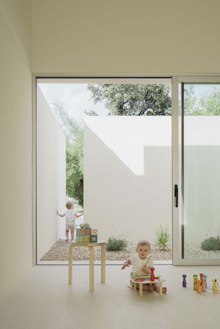 School in Aguas Nuevas by Iterare architects. Photograph by David Zarzoso.
