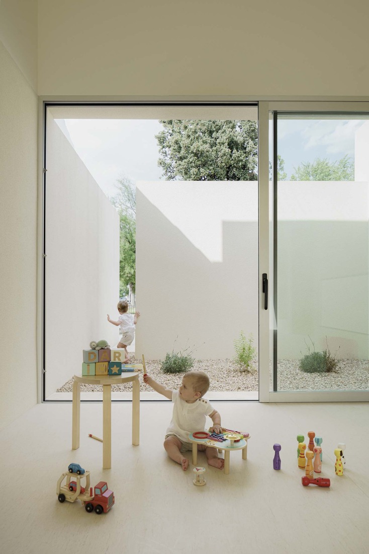 School in Aguas Nuevas by Iterare architects. Photograph by David Zarzoso.