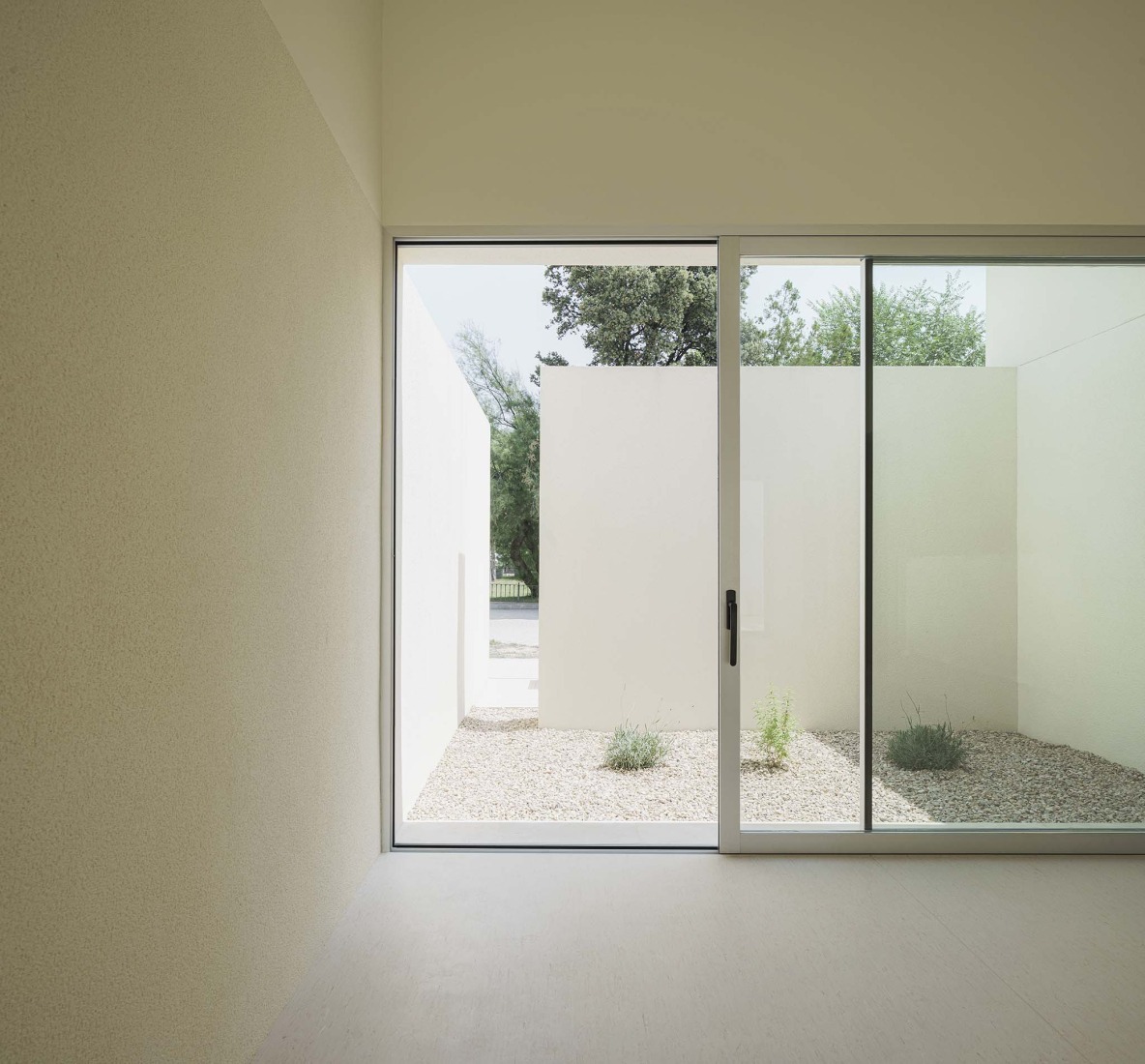 School in Aguas Nuevas by Iterare architects. Photograph by David Zarzoso.