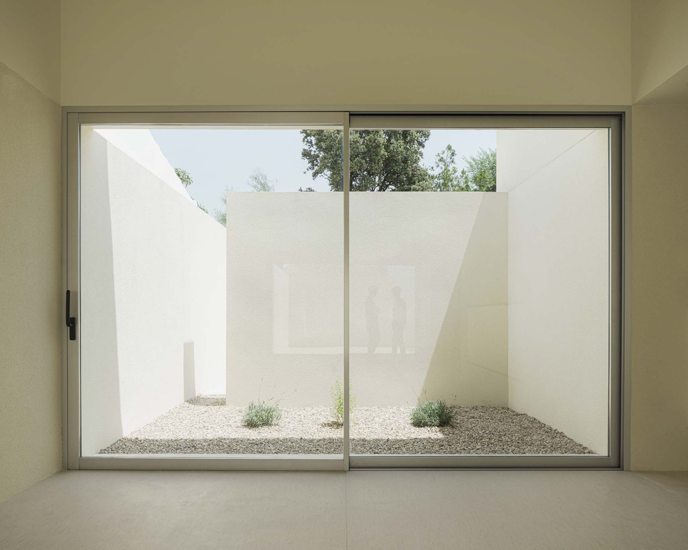 School in Aguas Nuevas by Iterare architects. Photograph by David Zarzoso.