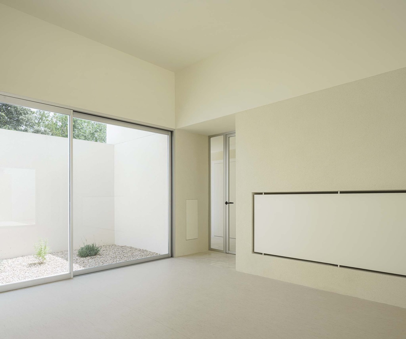 School in Aguas Nuevas by Iterare architects. Photograph by David Zarzoso.