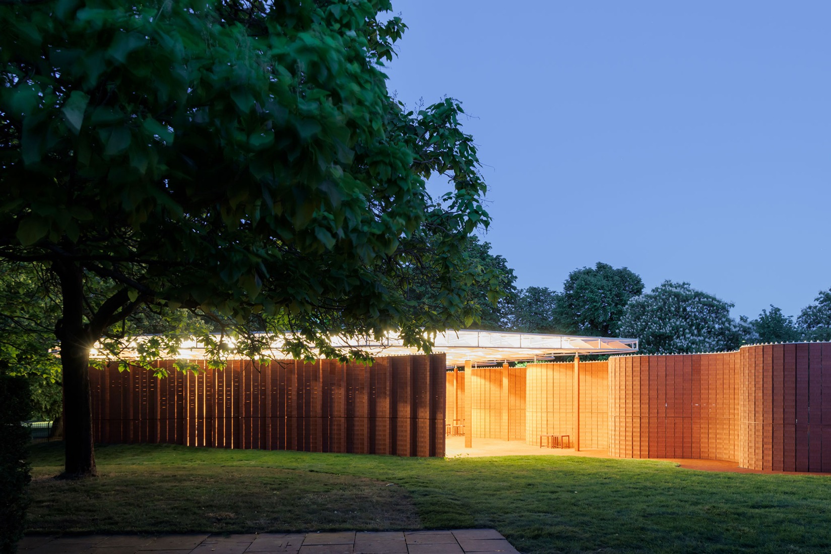 Night view. Serpentine Pavilion 2026 a serpentine, designed by Isabel Abascal and Alessandro Arienzo, LANZA atelier. Photograph by Iwan Baan, Courtesy Serpentine.