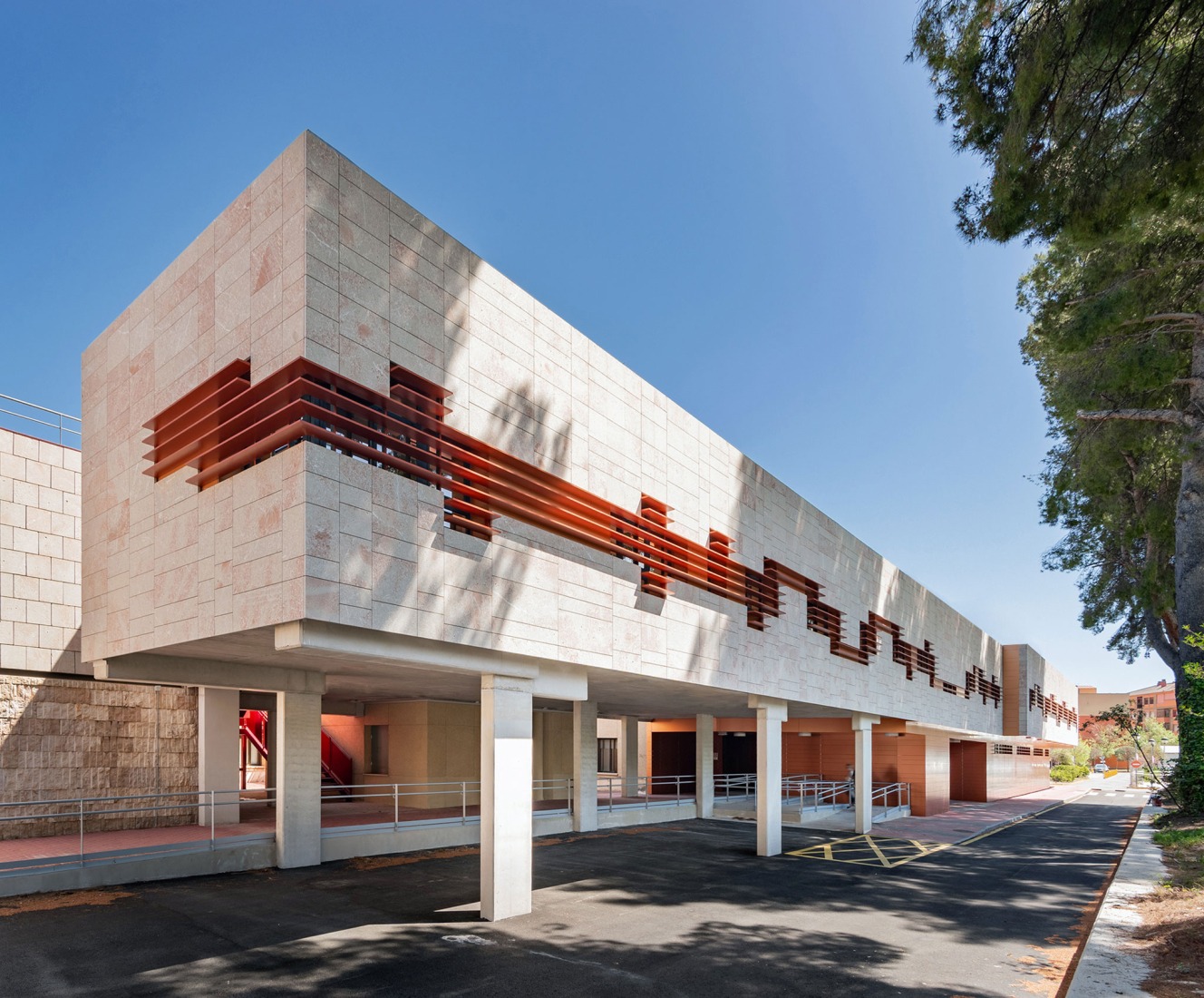 Northwest Regional Hospital Extension by lópez+aroca arquitectura. Photograph by Pedro Noguera.