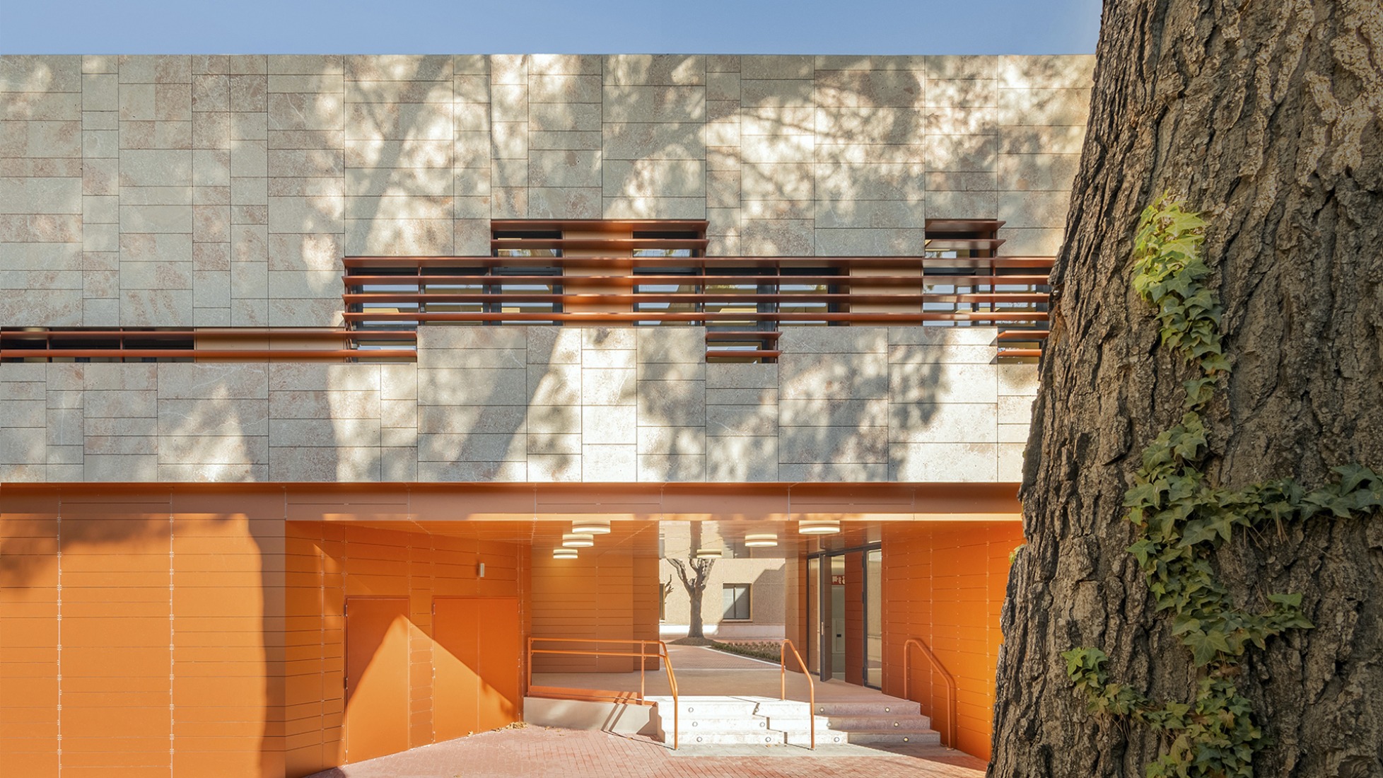 Northwest Regional Hospital Extension by lópez+aroca arquitectura. Photograph by Pedro Noguera.
