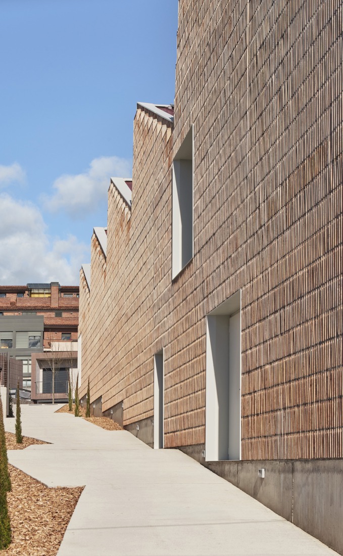 Multifunctional equipment for Can Comadran by Mestres Wåge Arquitectes. Photograph by José Hevia.