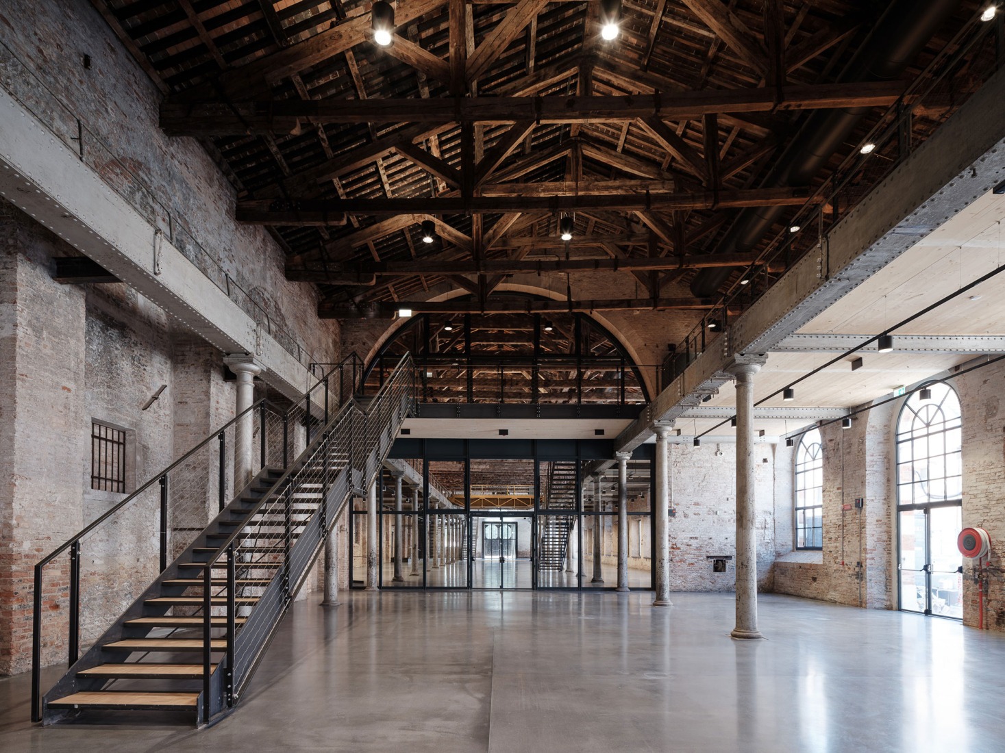 Nuevo Archivo Histórico – Centro Internacional de Investigación sobre Arte Contemporáneo en el Arsenale. Fotografía de Andrea Avezzù. Cortesía de La Biennale di Venezia.