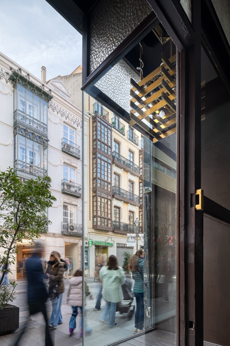 Former "Cuchillerías Blanco" premises renovation by Óscar Miguel Ares. Photography by Gabriel Gallegos Alonso.