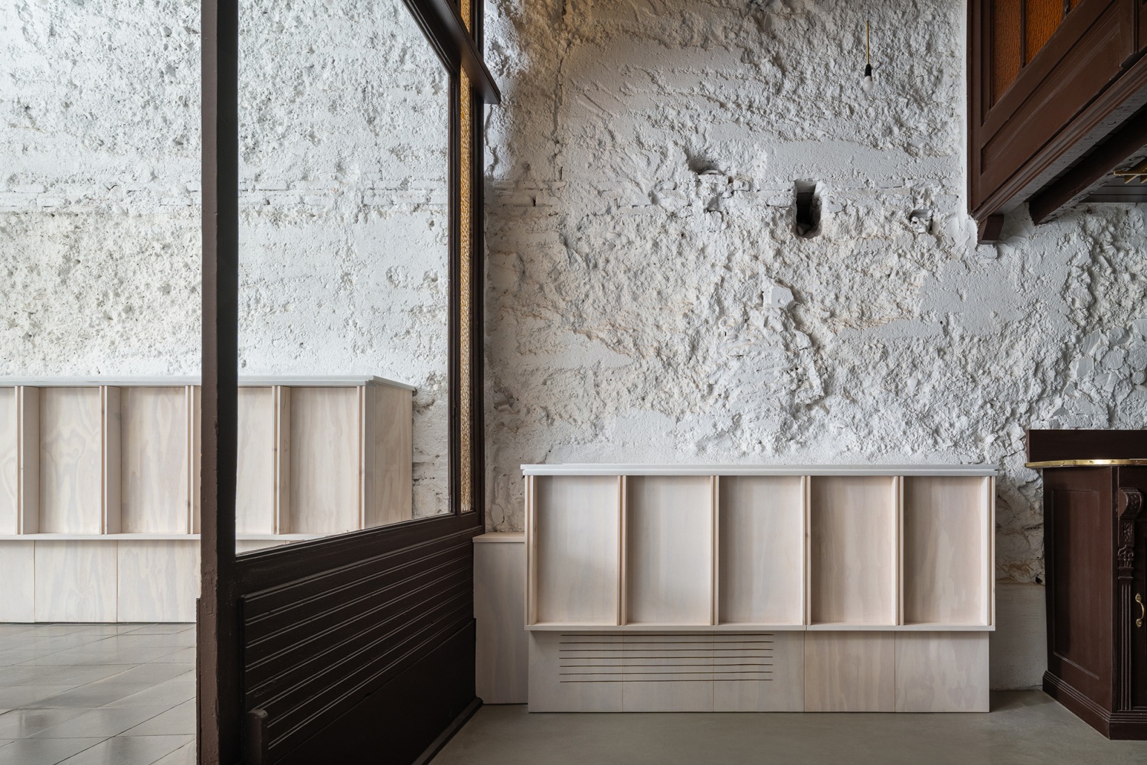 Former "Cuchillerías Blanco" premises renovation by Óscar Miguel Ares. Photography by Gabriel Gallegos Alonso.