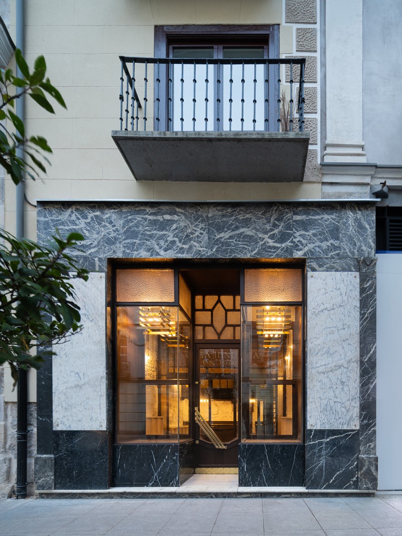 Former "Cuchillerías Blanco" premises renovation by Óscar Miguel Ares. Photography by Gabriel Gallegos Alonso.
