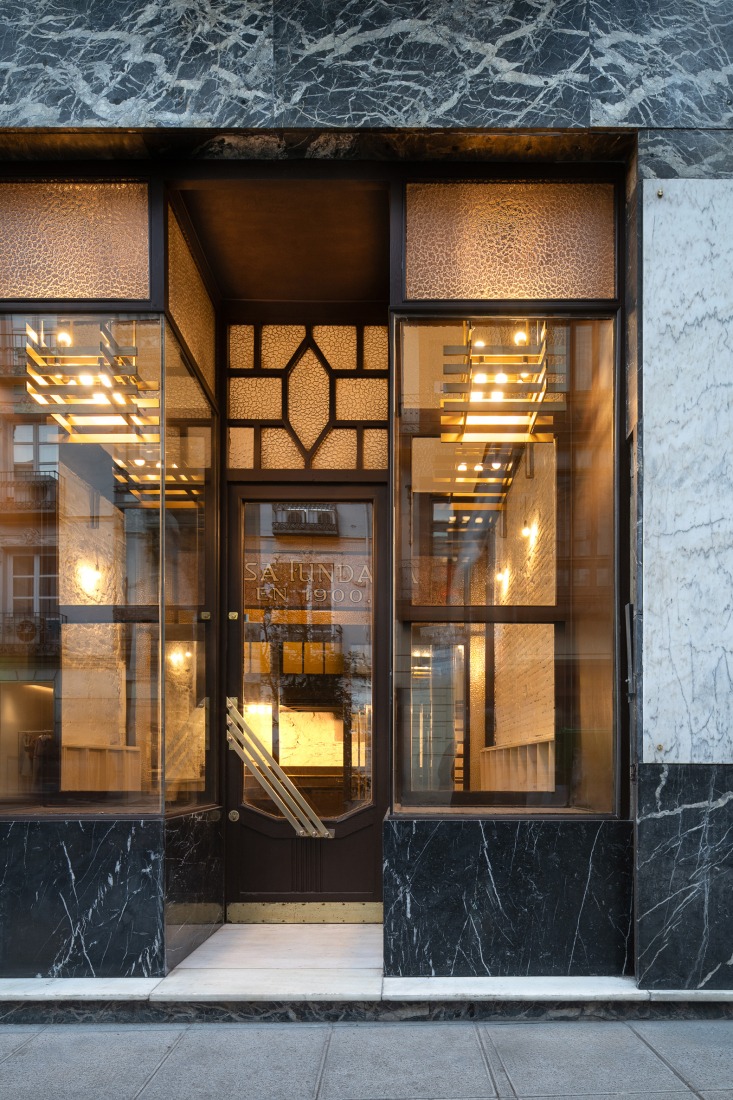 Former "Cuchillerías Blanco" premises renovation by Óscar Miguel Ares. Photography by Gabriel Gallegos Alonso.