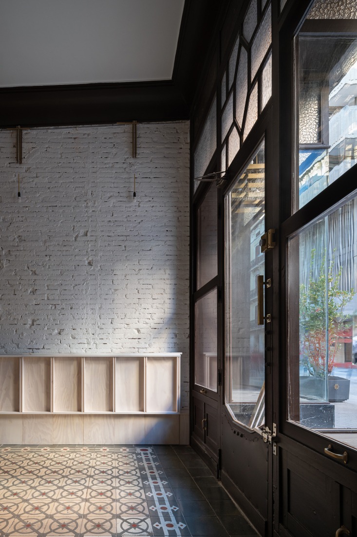 Former "Cuchillerías Blanco" premises renovation by Óscar Miguel Ares. Photography by Gabriel Gallegos Alonso.