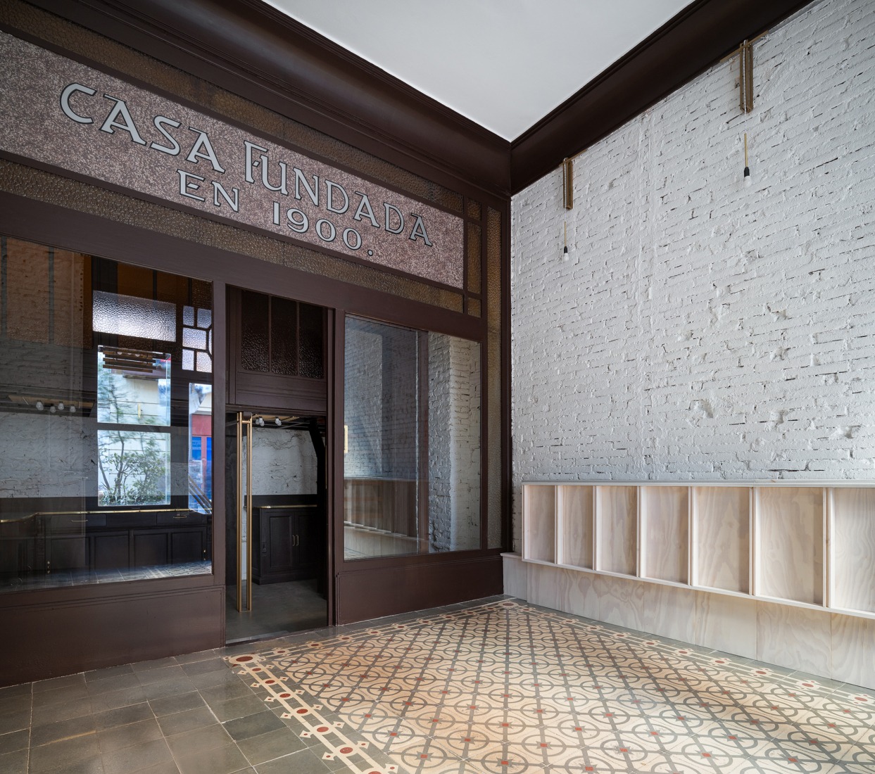 Former "Cuchillerías Blanco" premises renovation by Óscar Miguel Ares. Photography by Gabriel Gallegos Alonso.