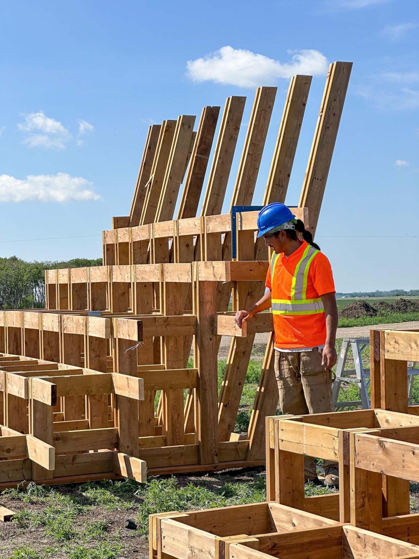 Constructive process. Muscowpetung Powwow Arbour by Oxbow Architecture and Richard Kroeker. Photograph courtesy of Oxbow Architeture.