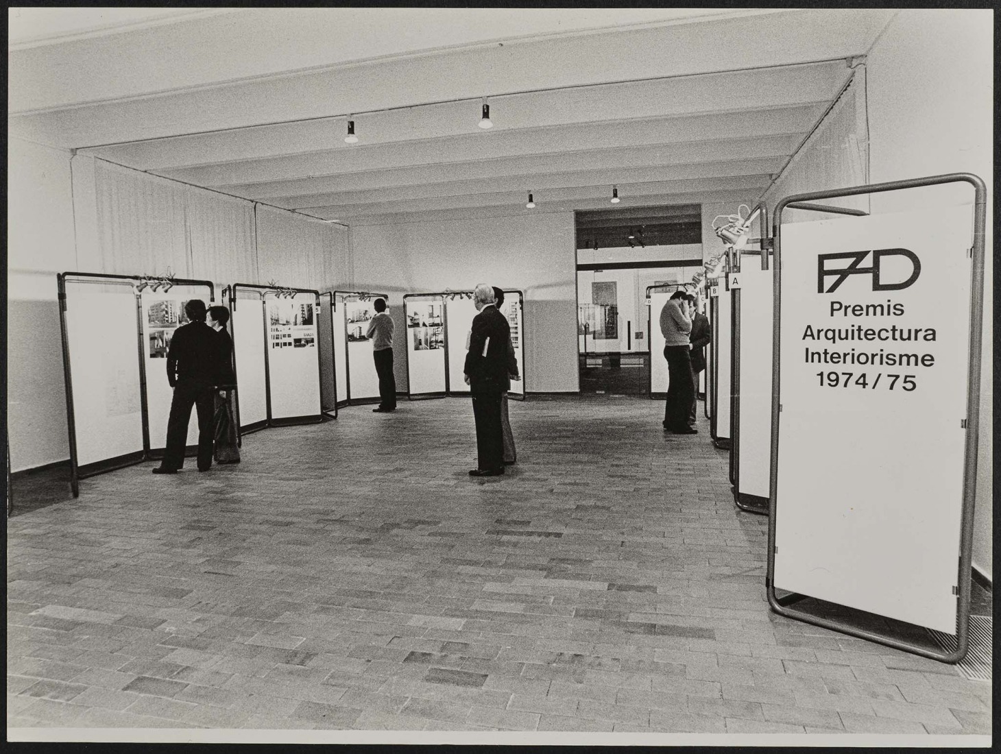 «Una arquitectura premiada. 125 años de premios» por Pau de Solà-Morales e Ignasi Bonet. Fotografía cortesía de ARQUIN-FAD.