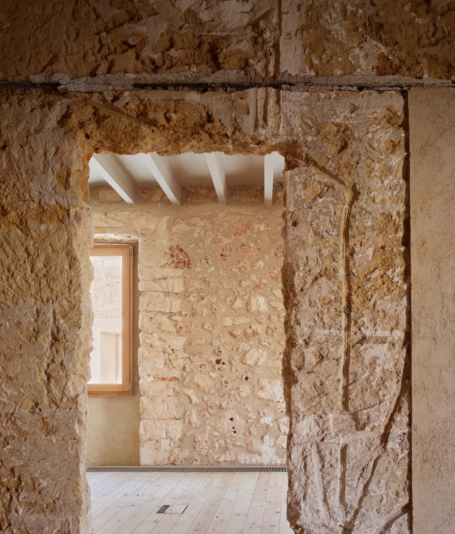 Vila Santa Eugenia House by Peris Toral + Aulets. Photograph by José Hevia.