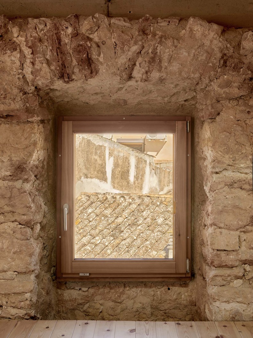 Vila Santa Eugenia House by Peris Toral + Aulets. Photograph by José Hevia.