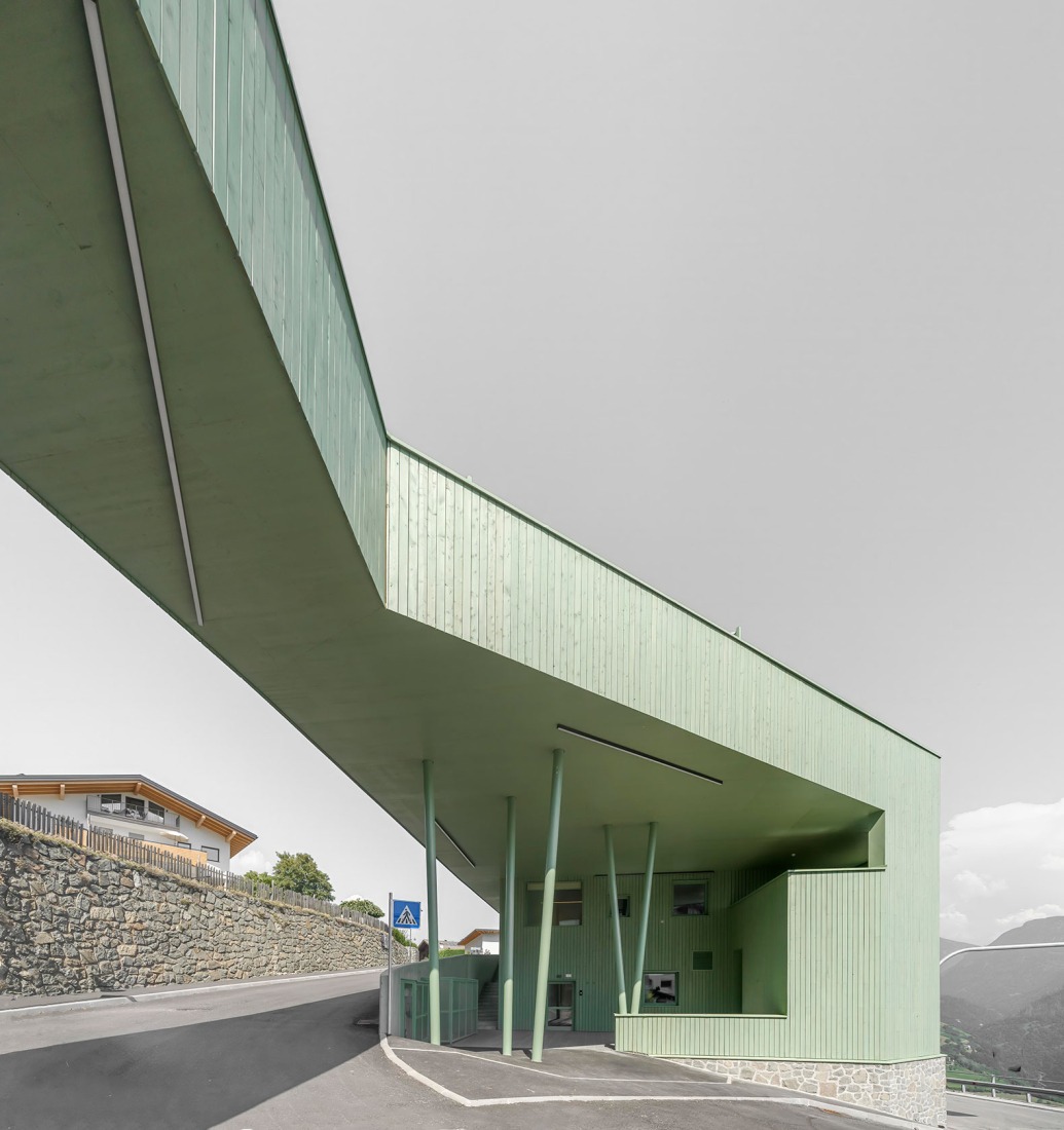 Edificio multifuncional en Barbiano, por Roland Baldi Architects. Fotografía por Oskar Da Riz.