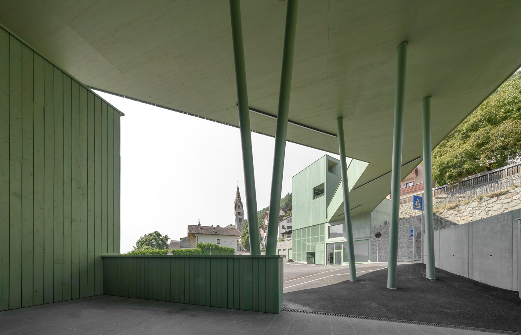 Edificio multifuncional en Barbiano, por Roland Baldi Architects. Fotografía por Oskar Da Riz.
