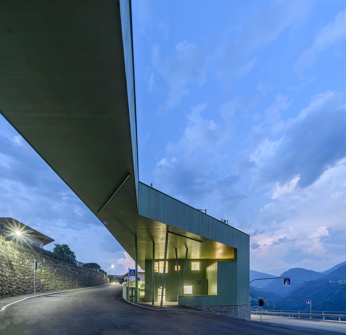 Edificio multifuncional en Barbiano, por Roland Baldi Architects. Fotografía por Oskar Da Riz.