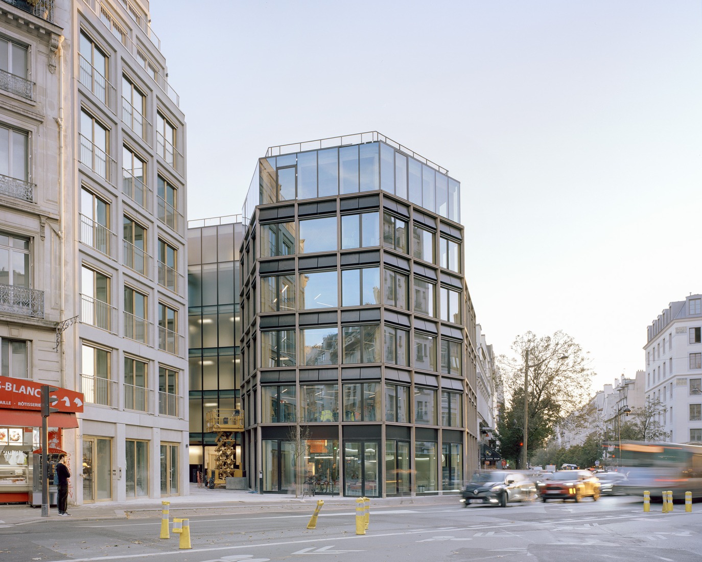 206 Lafayette - Reestructuración y densificación de una manzana de uso mixto que incluye oficinas, viviendas sociales y locales comerciales por DATA architectes + THINK TANK architecture. Fotografía por Maxime Delvaux.