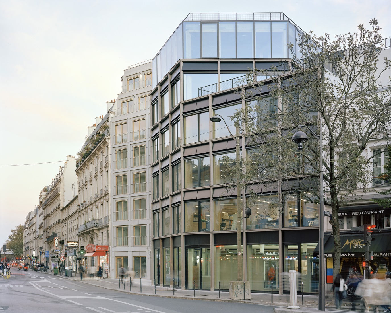 206 Lafayette - Reestructuración y densificación de una manzana de uso mixto que incluye oficinas, viviendas sociales y locales comerciales por DATA architectes + THINK TANK architecture. Fotografía por Maxime Delvaux.