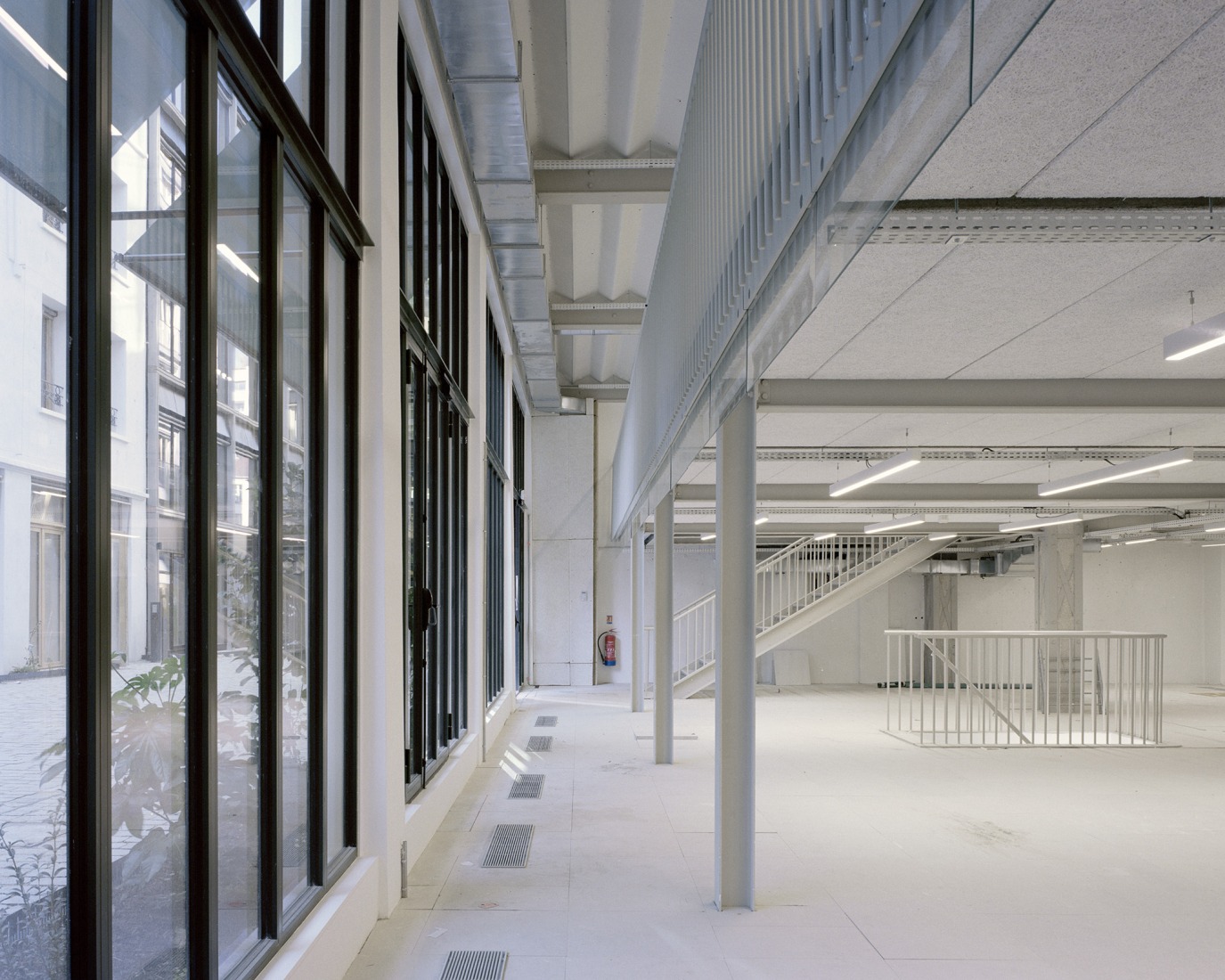 206 Lafayette - Reestructuración y densificación de una manzana de uso mixto que incluye oficinas, viviendas sociales y locales comerciales por DATA architectes + THINK TANK architecture. Fotografía por Maxime Delvaux.