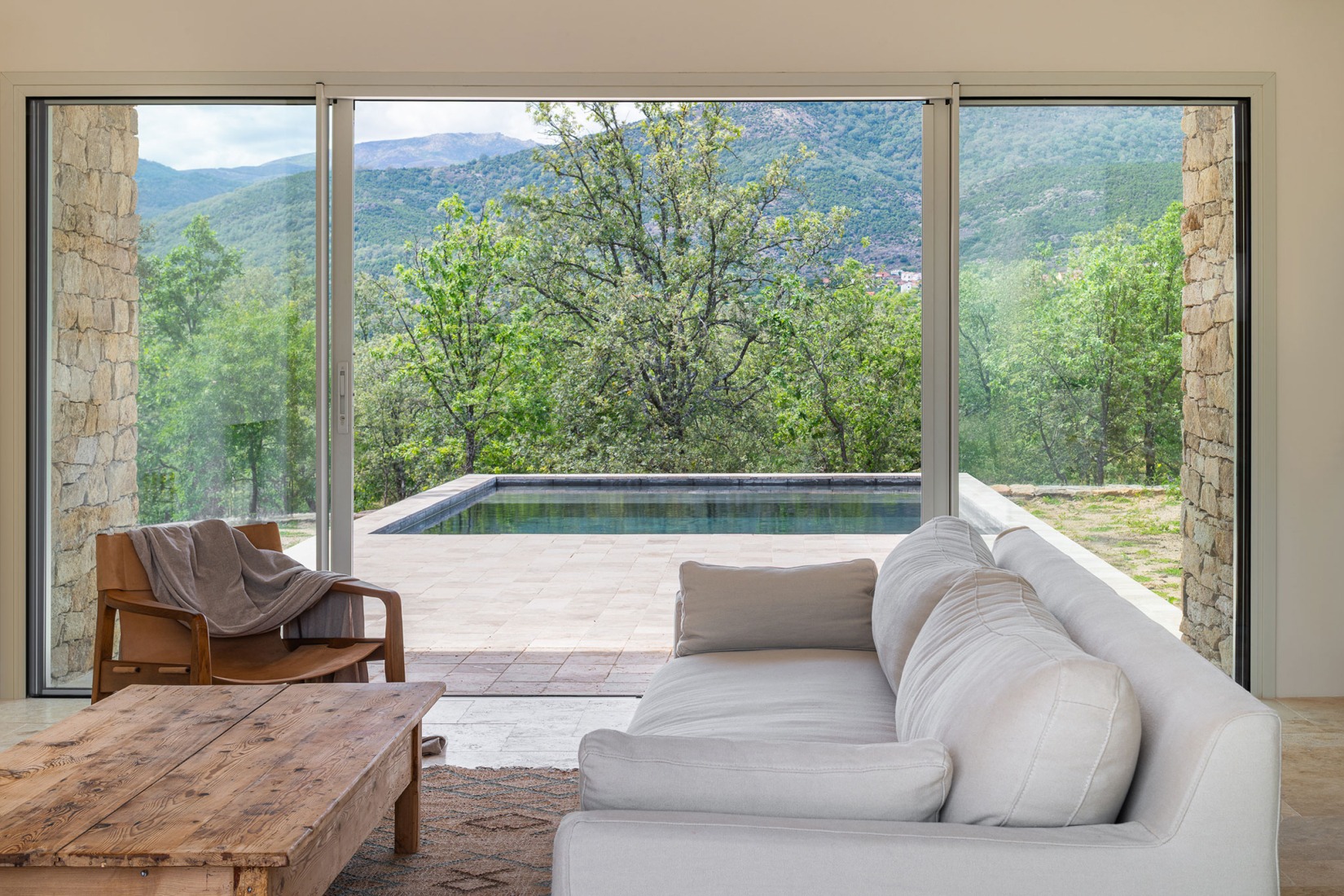 RJ House by Estudio Arquitectura Hago. Photograph by Gabriel Gallego.
