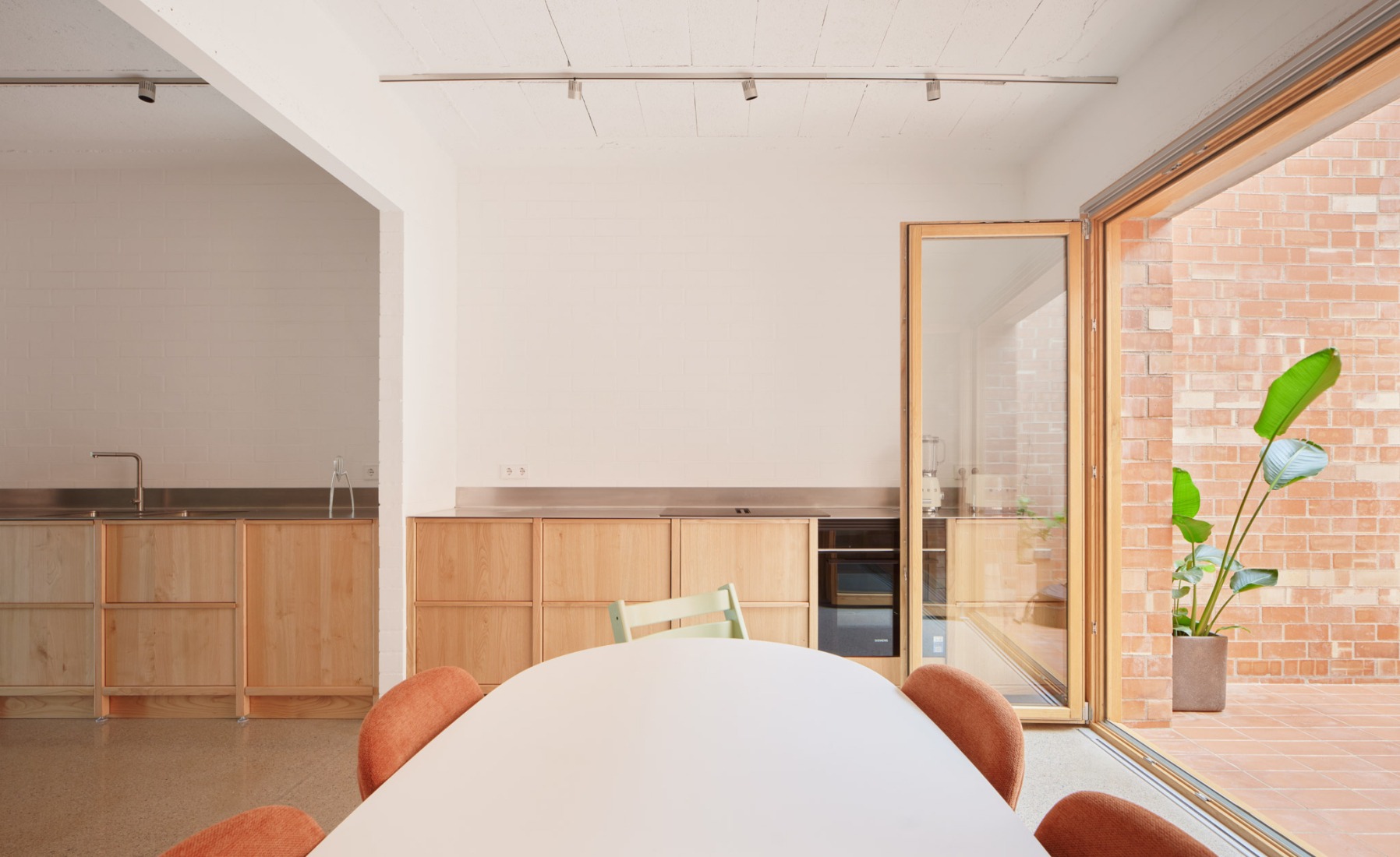 PR21 House by Alventosa Morell + Pàmies Arquitectura. Photograph by José Hevia.