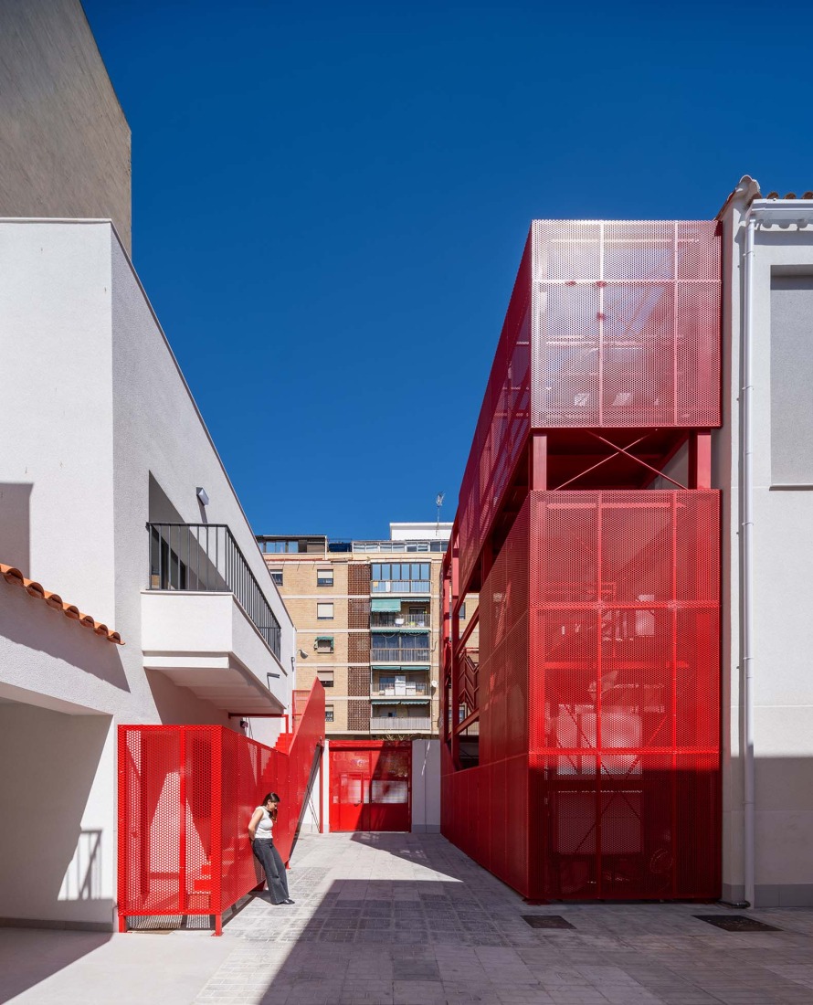 Rehabilitación de edificios para espacio social del barrio de Campoamor por Antonio Galiano Garrigós. Fotografía por David Frutos.
