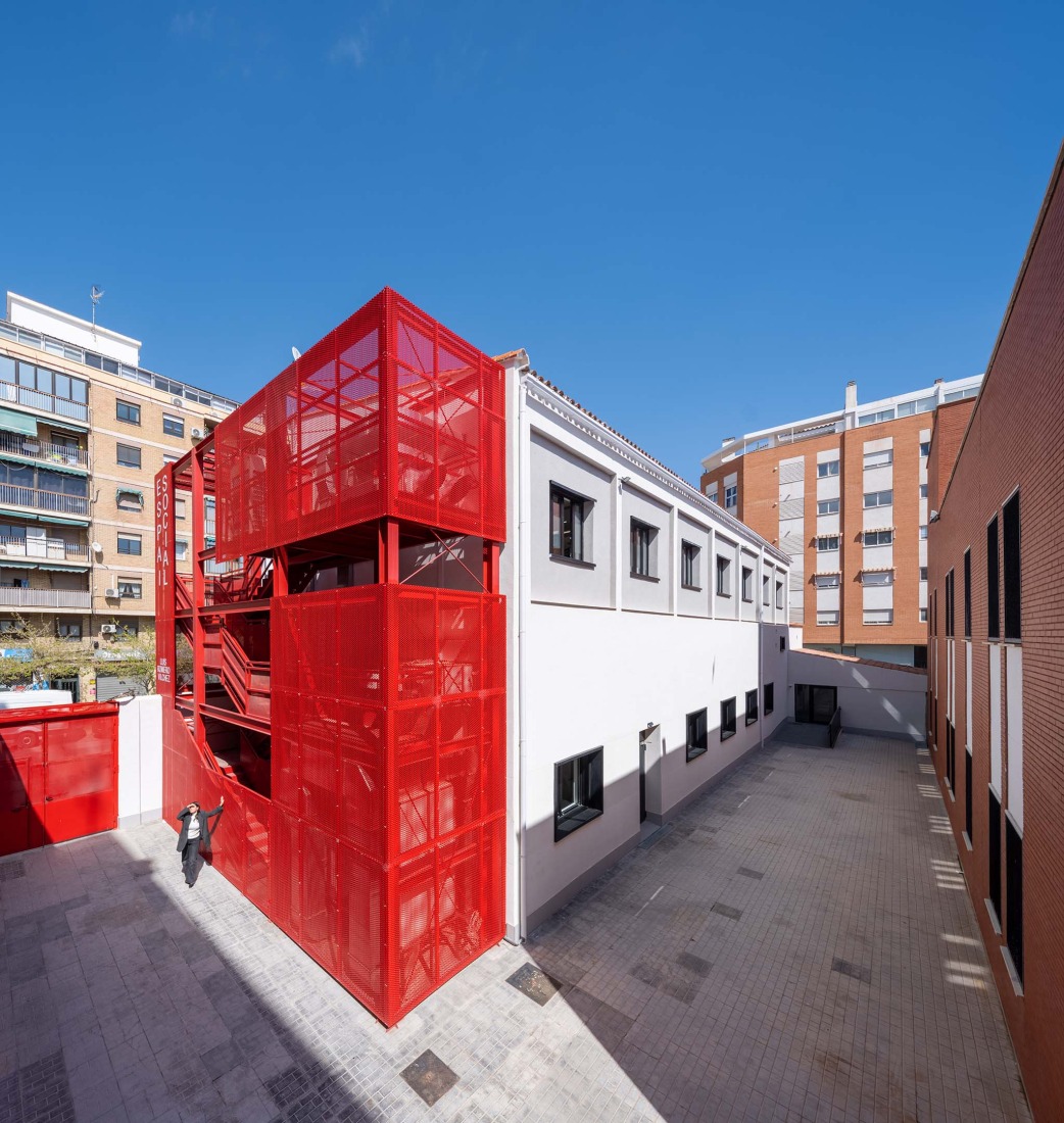 Rehabilitación de edificios para espacio social del barrio de Campoamor por Antonio Galiano Garrigós. Fotografía por David Frutos.