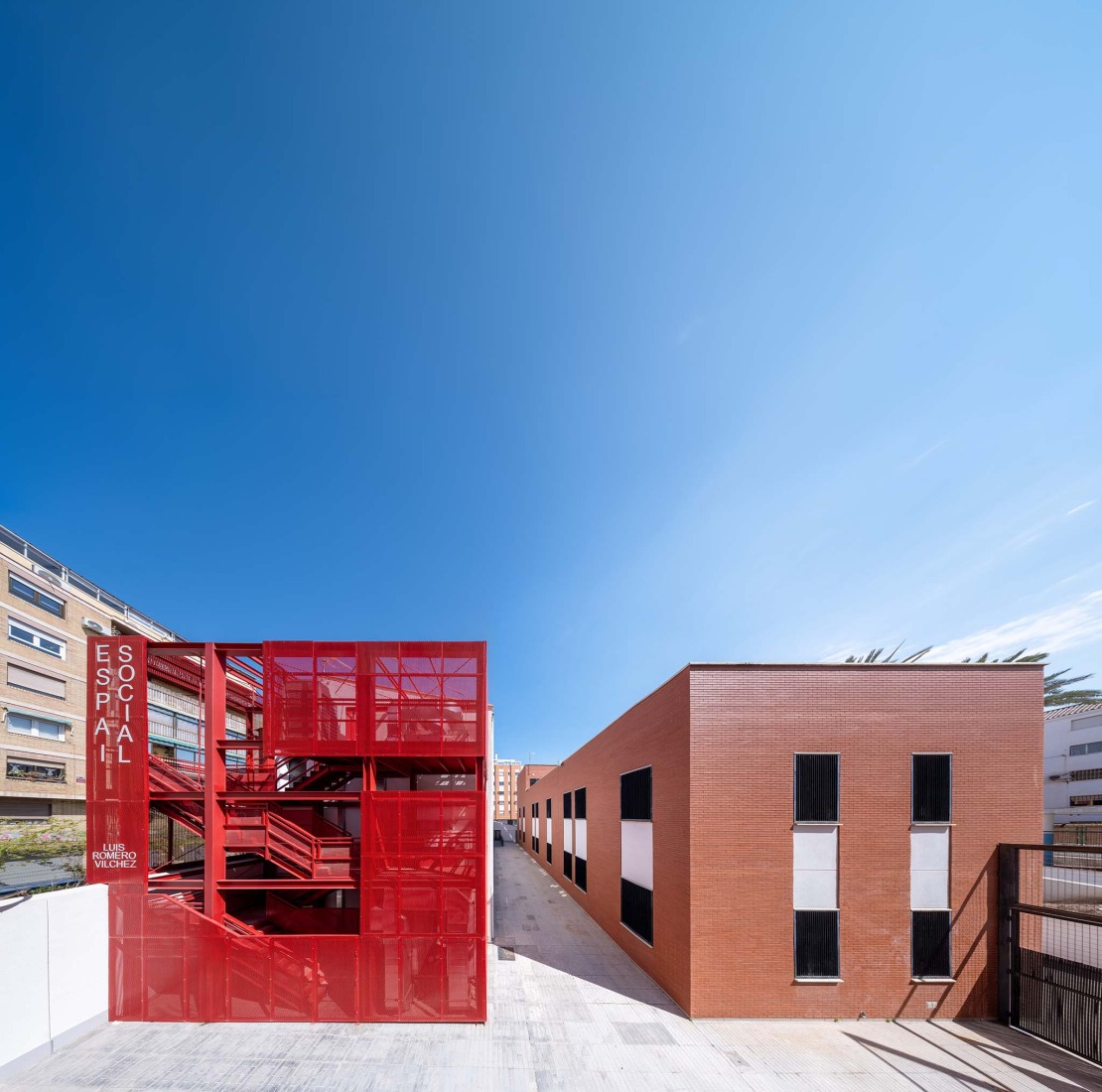 Rehabilitación de edificios para espacio social del barrio de Campoamor por Antonio Galiano Garrigós. Fotografía por David Frutos.