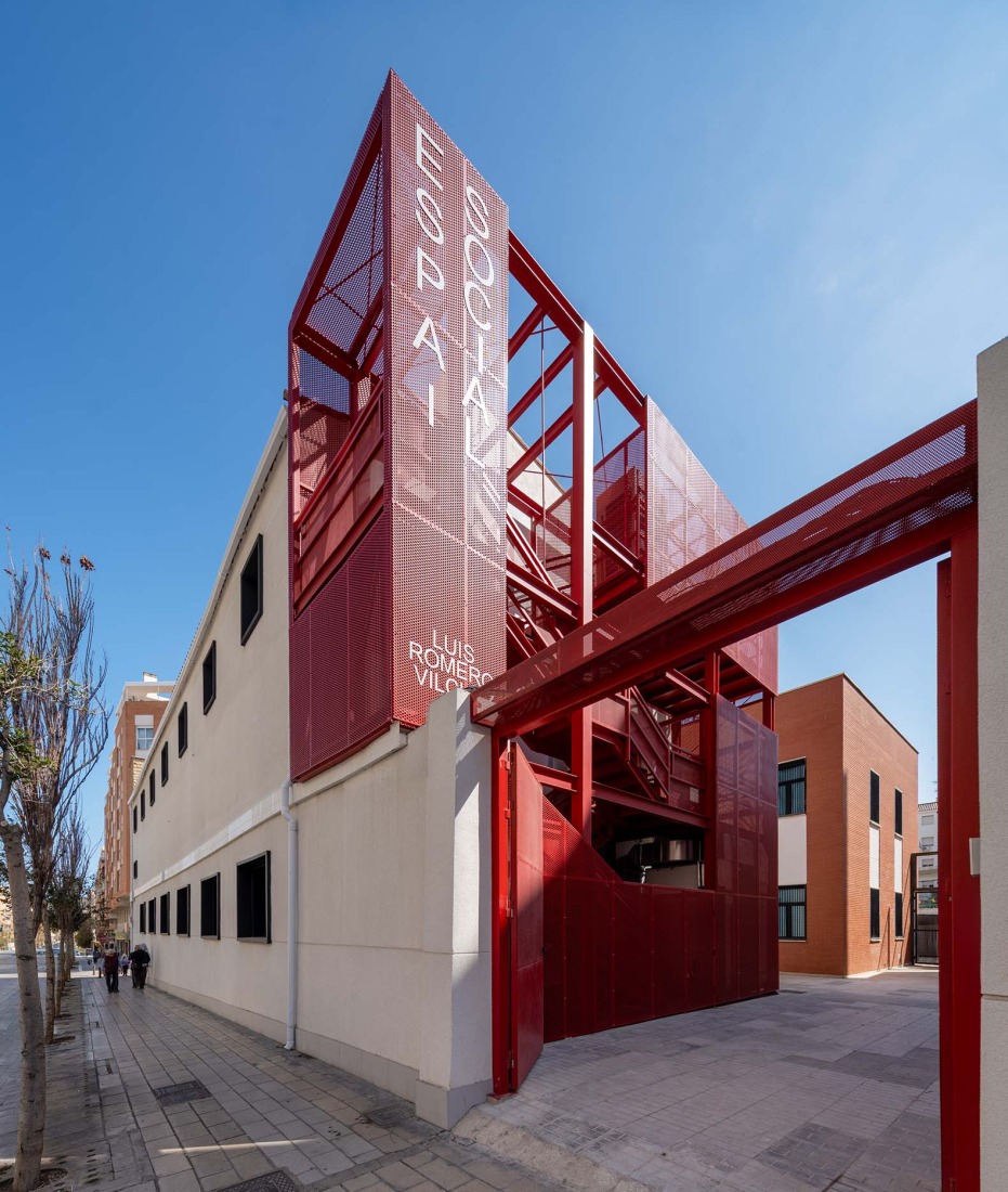 Rehabilitación de edificios para espacio social del barrio de Campoamor por Antonio Galiano Garrigós. Fotografía por David Frutos.
